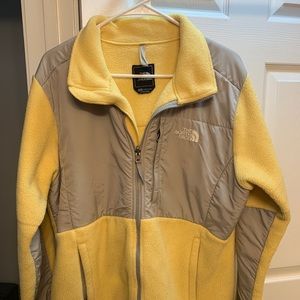 SOLD** Women’s The North Face Denali Jacket